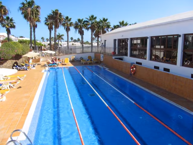 Piscina all’aperto della struttura a Policoro