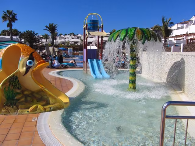 Zona piscina con lettini del B&B Flamingo