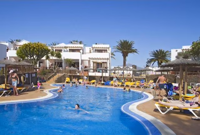 Piscina all’aperto con ombrelloni a Policoro