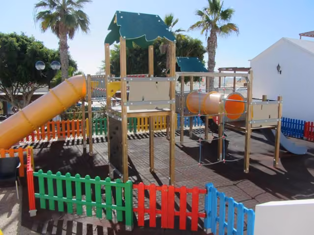 Parco giochi con scivolo vicino al B&B Flamingo